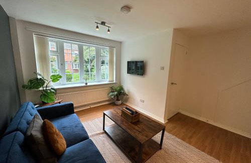 Comfortable 3 Bed House with Garden & Parking - Foto 6