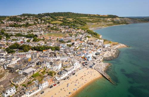 Stylish Retreat in Central Lyme Regis Sleeps 2 plus one - Photo 16