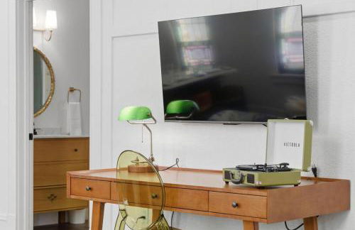 Sanctuary Historic Designer 1BR & Heated Pool - Photo 23