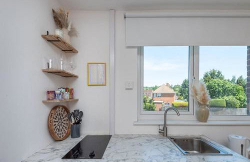 #30 Cozy & Stylish Studio Retreat - Near Odds Farm Park - Sleeps 2 - Perfect for business travelers and Couples - Free parking - Foto 25