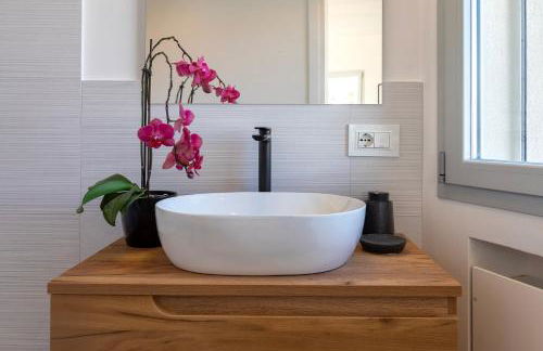 Luxury Seafront Villa with Rooftop Pool & Stunning Sea Views - Foto 9