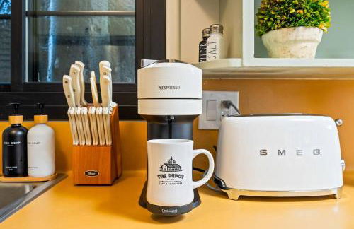 Luxe Treehouse Apt•Walk to Town•King Bed•Sleeps 4 - Foto 14