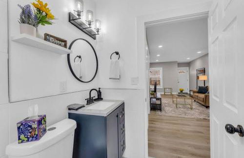 Stylish & Bright 3BR • Near Hospitals + Parking - Photo 7