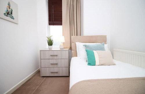 2 Bedroom City Apartment - 20mins Walk to Cabot Circus, With Free Wi-Fi & Off-Peak Parking Included - Foto 12