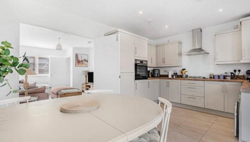 Contemporary 3 Bedroom home in Launton Village - close to Tythe Barn, Bicester Shopping & Bicester Heritage - Foto 3