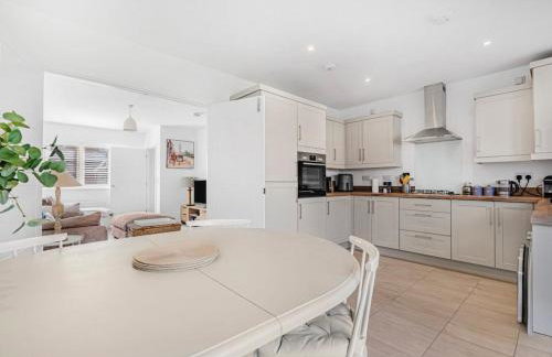 Contemporary 3 Bedroom home in Launton Village - close to Tythe Barn, Bicester Shopping & Bicester Heritage - Foto 3