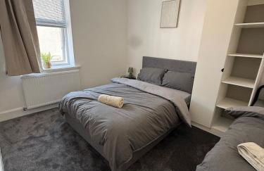 ResiLets Barnard St NEW Large 4 Bed House, Contractor Stays, Central - Foto 4