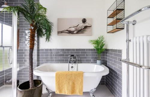 Cotswold Cheltenham, whole house with hot tub - Photo 49