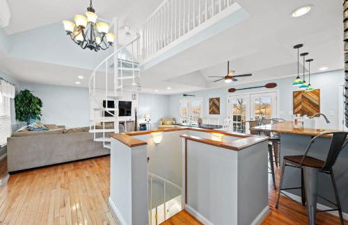 Lakefront, Private Covered Dock, Huge Balconies - Foto 15