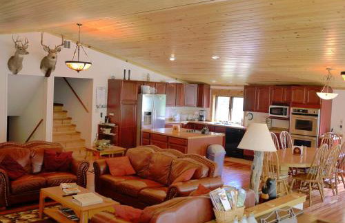 Secluded Lodge Rental for Large Groups in Lewis and Clark National Forest, Montana - Foto 6