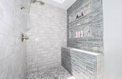 Firepit Games Grill Hot Tub Arcade & King Bed - Photo 5