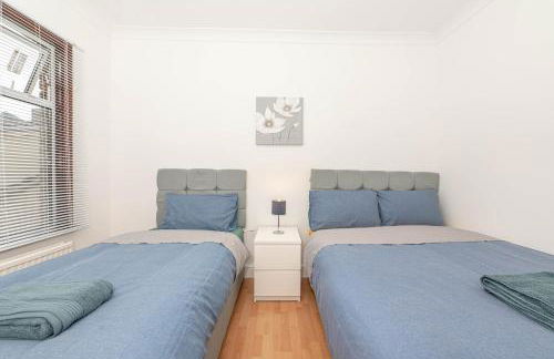 Xtra Large 4 Bedroom House with Heating Sleeps 14 Near Station and ExCeL - Foto 31