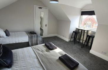 Free Parking, Huge 4 King Bedroom Townhouse, Fast WIFI, Fully Equipped Kitchen, 15 min drive to Nissan, 20 min to Newcastle Sunderland, Ideal for Long Term Contractor etc Stays, Regular Housekeeping Option - Dwellcome Home Ltd - See Our Site for Assurance - Foto 5