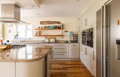 5 Bedroom Family Friendly Beach House - a skip to the water! - Foto 7