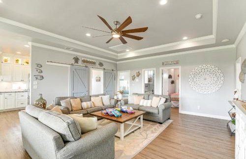 Walk to Shore Crystal Beach Escape with Deck and Bar! - Foto 10