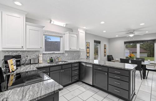 Lake Retreat Hot Tub Game Room Grill - Foto 12