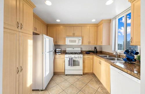 Beverly Hills Penthouse 2 BR Apt with Parking 407 - Photo 8