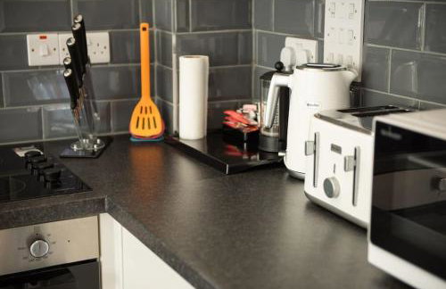 Daisy Lodge - Spacious Two Bed Flat - Parking, Netflix, WIFI - Close to Blenheim Palace & Oxford - F1 - Photo 12