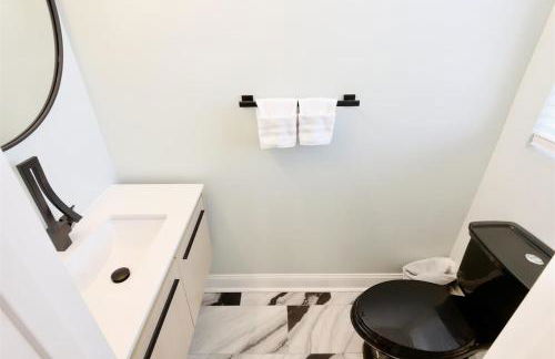 Pristine Petworth Family Home w Street Parking - Foto 8