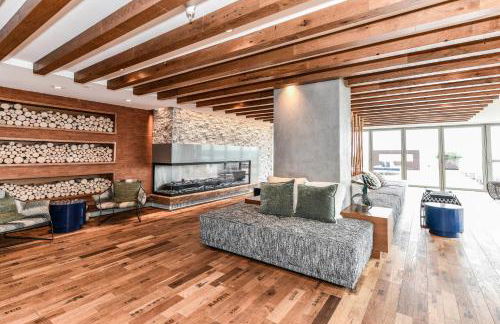 Posh 2BR Retreat Gym, Prkng and Scenic Rooftop - Photo 39