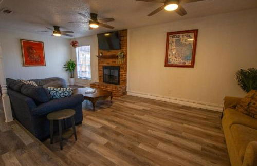 Spacious Stay for 12 - Central Fort Worth - Photo 8