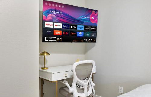 Elegant Two Bedroom Apartment with Free Parking and Plush Beds - Foto 1