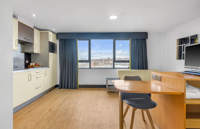 Roomzzz Leeds City West - Foto 19