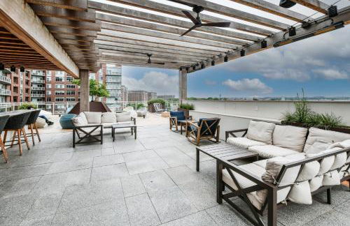 Posh 2BR Retreat Gym, Prkng and Scenic Rooftop - Photo 61