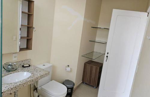 Belíssima Casa a Beira Mar com Piscina Aquecida Cobrado a Parte, 5 Quartos com Ar Condicionado, Amplo Salão de Jogos com Mesas de Bilhar e Pebolim, Amplo Espaço Externo com Churrasqueira em Deck Gourmet Coberto frente a Piscina,Tudo isso á Beira Mar - Photo 38