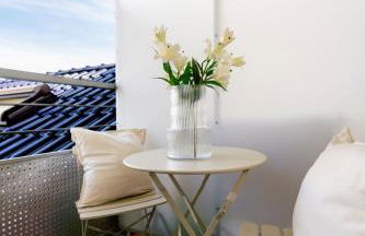 2 BR Loft - LUXUS - MODERN - PARKPLÄTZE - KAFFEE - NETFLIX - WEINBERGBLICK - KÜCHE - BALKON - Foto 8