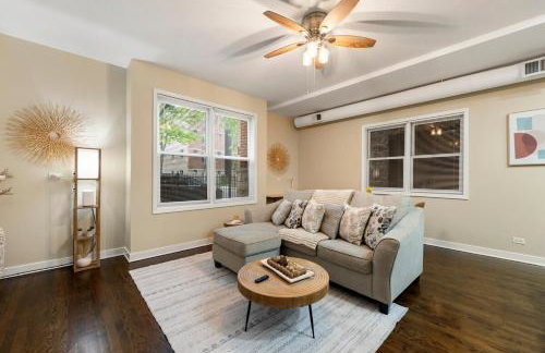 Stylish 2BR Walk to Rush UIC 10 Min Downtown Chicago Free Parking Wifi - Foto 1