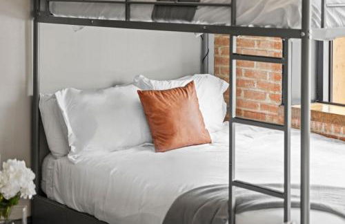 Beautiful Downtown Apartment with Pool, Laundry, Parking - Foto 24