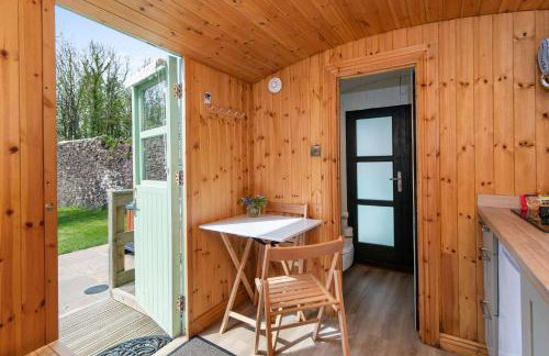 Shepherds Hut with Hot Tub - Foto 10