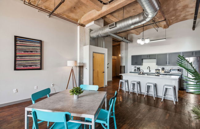 Luxury Historic Loft with Gym - Photo 73