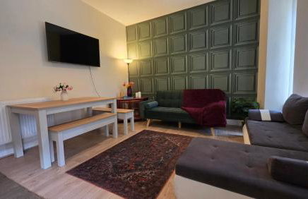 Entire 2 Bedroom Cosy Flat Near City Centre - Photo 1