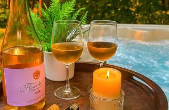 Waterfront Retreat with Spectacular Interior, Jacuzzi and Game Room in NC - Foto 43