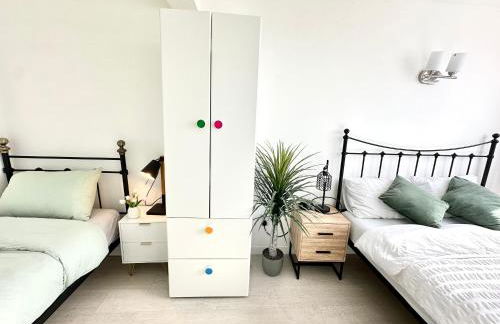 5 bedroom detached house sleeps 13 spacious Parking 5 mins driving to Bicester Village - Foto 4