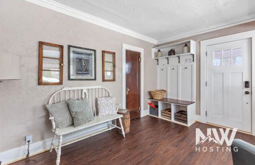 Cozy Farmhouse w Treehouse Fire Pit 1 Mile to Beach Close to Skiing Adventures 1226 - Foto 10