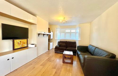 Spacious 3-Bed Family Retreat with Cosy Living and Garden! Free parking - Foto 11
