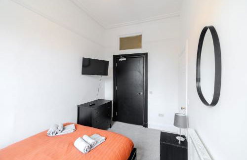 The Central 3BR First-Floor Apartment - Photo 9