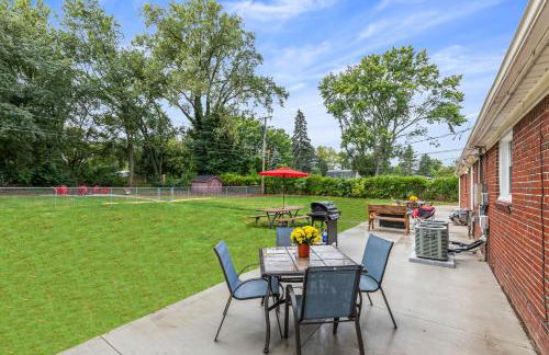 Warm & Comfy 2BR, Huge Backyard, Great Location! - Photo 66