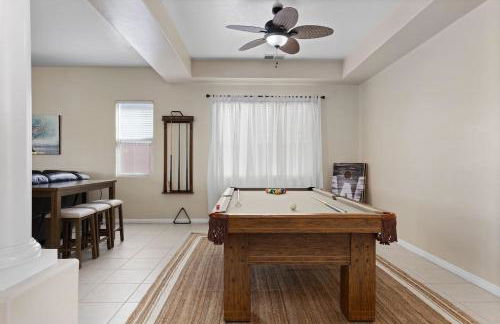 Stylish Silver Falls 4BR KING Master Game Room - Photo 9