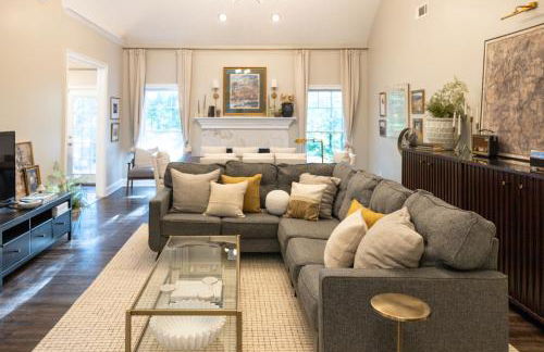 Sink into the Luxe Corner Tub at an Upscale, Spacious Home - Foto 1