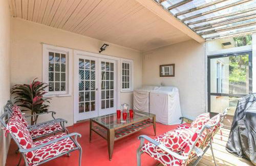 Beautiful Home Steps from the beach + Side Porch - Foto 2