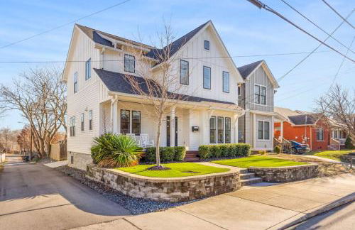 Modern House by Downtown with Garage and Fenced-in Yard - Foto 16