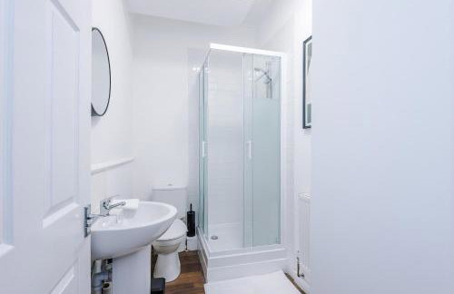 BIG House for Business Stays in Barnsley with 6-bedrooms & 8 Beds by PureStay - Foto 33