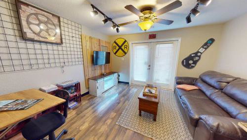 Train Themed Hobo Hideaway Near City Square - Foto 5