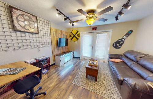 Train Themed Hobo Hideaway Near City Square - Foto 5