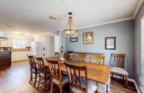 Poolside Bliss! Christian Pass Family Home with Yard - Foto 4