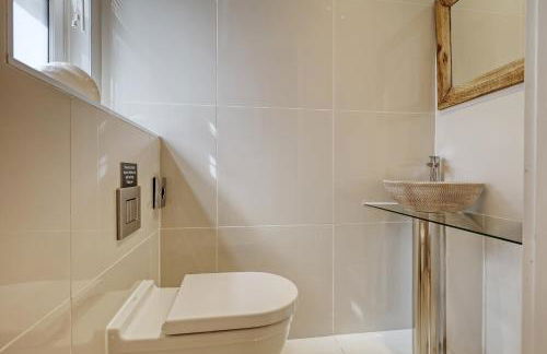 Dove House Wanstead - Stunning 4 Bedroom, 3 Bathroom House with Private Hottub & Gym - Escape London, in Lonon - Foto 18